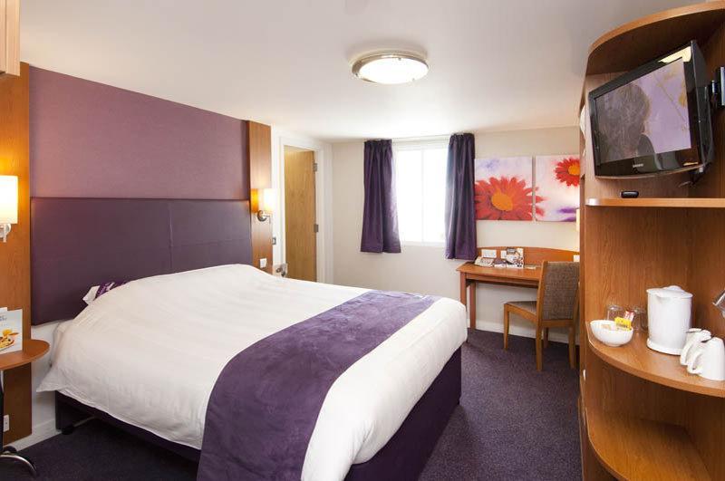 Premier Inn Bracknell Exterior photo